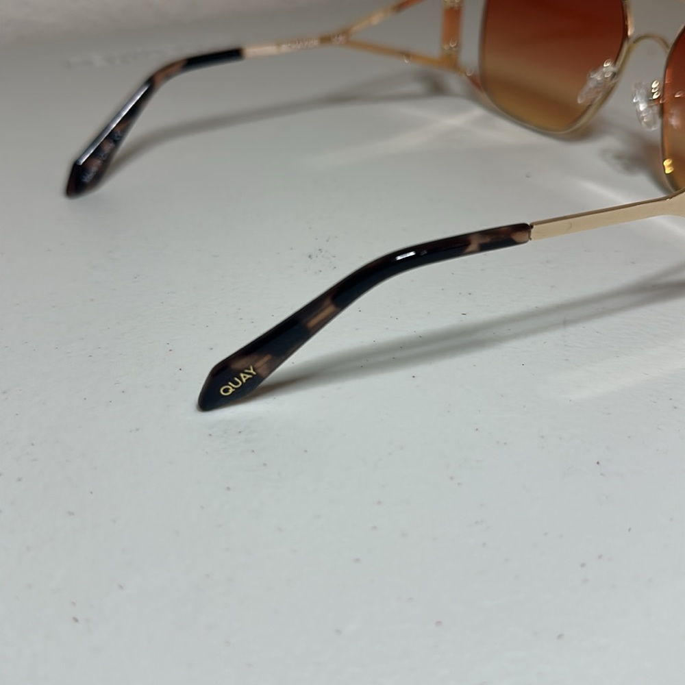 Quay Australia BADDIE BEHAVIOR  Sunglasses Gold Frame NEW - Picture 4 of 6